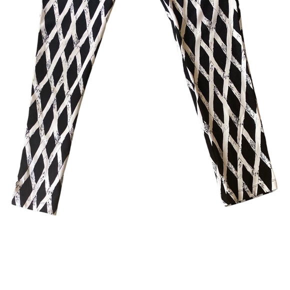 J. McLaughlin Black & Ivory Lattice Stretch Skinny Pants - 4 - Picture 5 of 12
